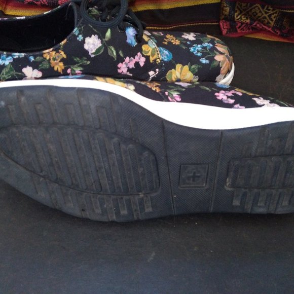 Dr. Martens Womens Darcy Floral Cavendish 3 Eye Canvas Sneakers Size 7 Soft Wair - Picture 4 of 5